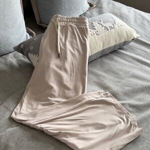 VUORI dream fabric wide-leg beige Lounge Pants w/pockets. Perfect neutral beige.